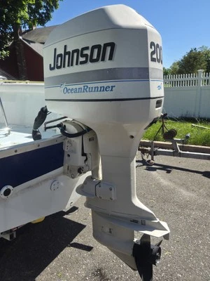 Johnson 200 Ocean Runner 1993 con eje de 25" - Recientemente reconstruido y funciona bien  Foto 1 de 4