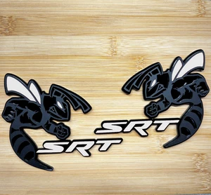 SRT Hornet Badges Emblem BEE 2 White Eye/wings BADGES Fender Angry Aggressive - Foto 1 di 3