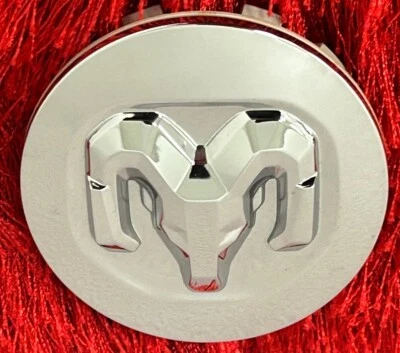 Tapa central cromada OEM 6FK18TPMAA Dodge Ram 1500 2019-2022 Foto 1 de 4