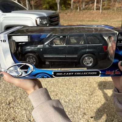 Maisto 2005 Jeep Grand Cherokee Special Edition Dark Green 1:18 Die Cast - Image 1 of 3