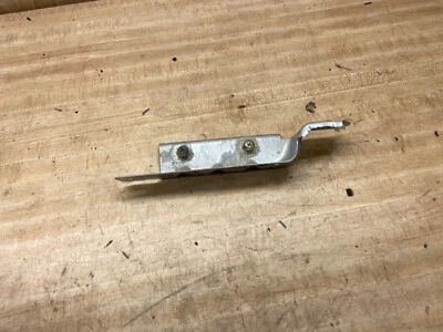 GEO METRO 1989-1994 2 PUERTAS PUERTA PASAJERO DERECHO TIRADOR SOPORTE Foto 1 de 4