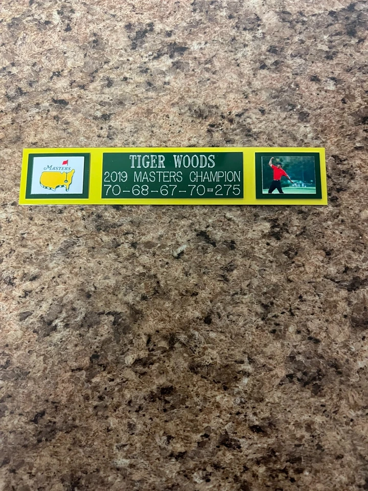 PLACA DE IDENTIFICACIÓN GRABADA TIGER WOODS (2019 MASTERS CHAMPION) PARA FOTO/PANTALLA/PÓSTER Foto 1 de 1