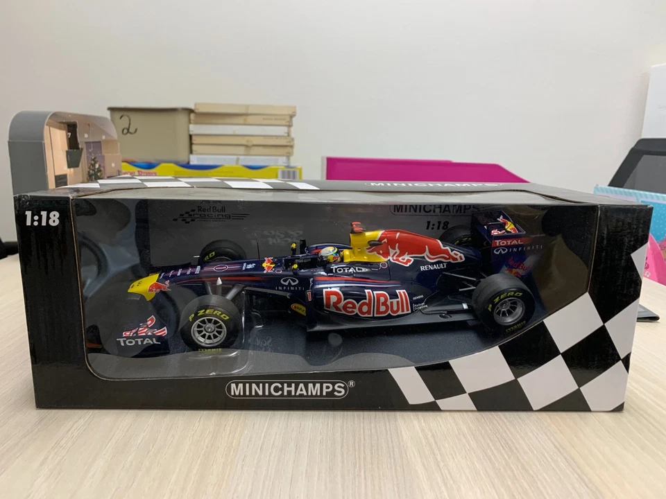 Red Bull RB7 Sebastian Vettel 2011 1:18 Mit OVP - Bild 1 von 1
