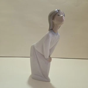 Lladro Figurine #4873. "Girl Kissing" 7in DP - Picture 1 of 5