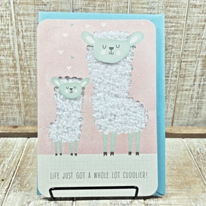 Tarjeta de felicitación para bebé Hallmark niña corderos rosas abrazo suave - Imagen 1 de 9