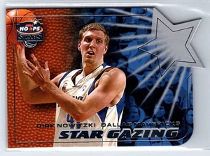 2002-03 Hoops Stars Star Gazing #6 SG Dirk Nowitzki Mavericks - Foto 1 di 2