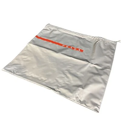 "Bolsa de almacenamiento de polvo de vinilo Prada gris plateado con logotipo rojo cordón para zapatos 16"" X 15x" Foto 1 de 3