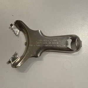 Oldtimer Buick Skylark Auto Autohaus Werbegeschenk Werbung Metall Glasöffner - Bild 1 von 4