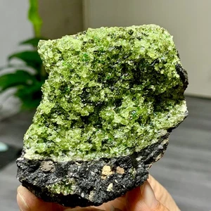 227 g natürliche Olivingesteinsprobenablagerungen auf Lavastein Peridot schwarz - Bild 1 von 24