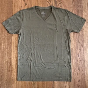 True Classic Premium Quality * V NECK * Tee T Shirt MILITARY GREEN Men's LARGE L - Picture 1 of 5