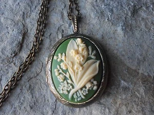 LILY OF THE VALLEY CAMEO LOCKET - ANTIQUE BRONZE, VINTAGE LOOK, QUALITY,  GREEN - Picture 1 of 5