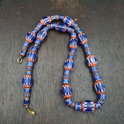 Collar antiguo de cuentas de chevron de vidrio azul africano inspirado en Venecia AA Foto 1 de 4