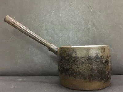 OLD J & CLARK & CO. LTD. 6 PINTS NO. 6 CAST IRON HEAVY COOKING POT, ENGLAND - Image 1 of 4