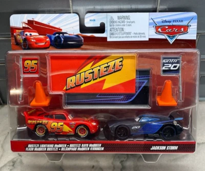 Disney Pixar Cars 2 Pack Lightning McQueen E Jackson Storm Con Accessori - Immagine 1 di 2