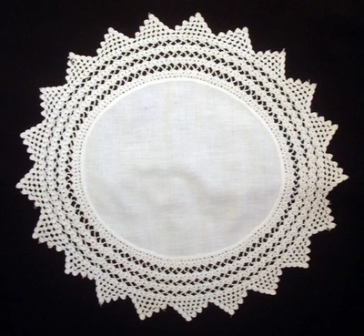 Guardanapo vintage, crochê branco em torno de linho branco, design oval, borda pontiaguda - Imagem 1 de 4