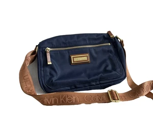 Borsa a tracolla piccola Calvin Klein Belfast blu navy in nylon - Foto 1 di 6