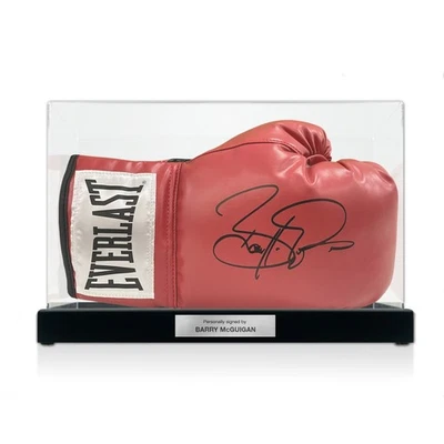 Von Barry McGuigan signierter Boxhandschuh. Vitrine mit Plakette - Bild 1 von 4