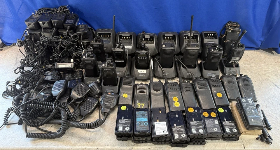 Lote de 18 radio bidireccional Kenwood con cables de alimentación y más para piezas - leer más abajo Foto 1 de 4