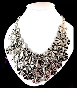 COLLAR DISCO TEXTURIZADO TONO PLATA PRINCESA AMANDA - NUEVO - Imagen 1 de 2