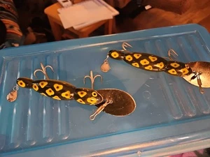 2 Esca da Pesca per Cani Acqua Bomber Vintage Usata Nero Giallo - Foto 1 di 10