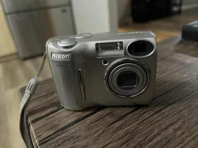 Nikon Coolpix 4600 4.0 Megapixel Digital Camera w/ SD Card 3x Zoom Lens Stuck - Image 1 of 4