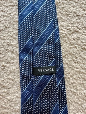 Gravata Versace moderna barroca geométrica 100% seda designer gravata feita na Itália - Imagem 1 de 4