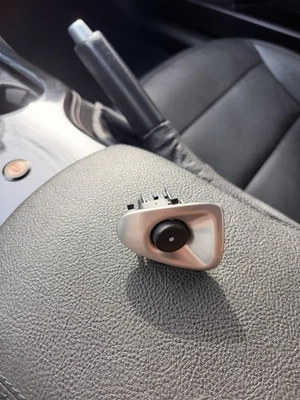 Переключатель в сборе открытый для внутренней двери пассажира Chevrolet Corvette 2005-2013 годов выпуска. - Изображение 1 из 2