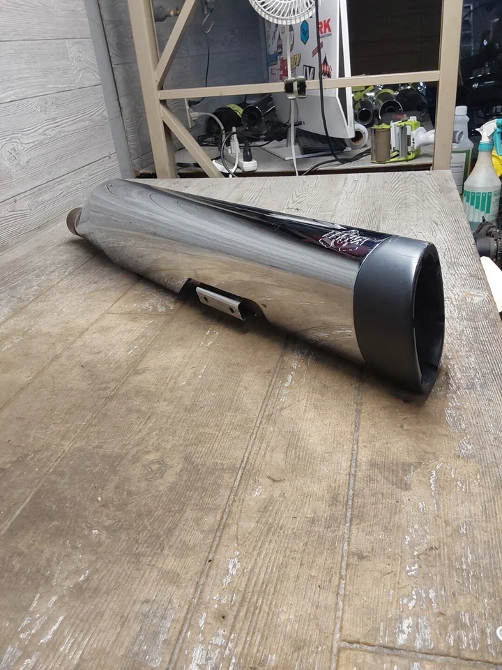 SILENCIADOR ESCAPE DERECHO HARLEY-DAVIDSON ROAD KING & ELECTRA GLIDE VANCE & HINES Foto 1 de 4