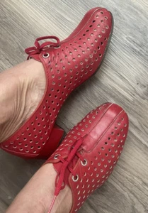 VTG 70s MOD TWIGGY PINUP Hush Puppies RED PERFORATED Lace Up Oxfords Shoes 8.5 - Picture 1 of 12