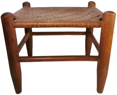 TABURETE DE PIE CON MARCO DE ROBLE PRIMITIVO ANTIGUO AMERICANO DE FINALES DEL SIGLO XIX, CON TAPA DE RATÁN TEJIDO Foto 1 de 4