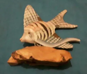 BEAUTIFUL WOODEN CARVED ANGEL FISH - Picture 1 of 5