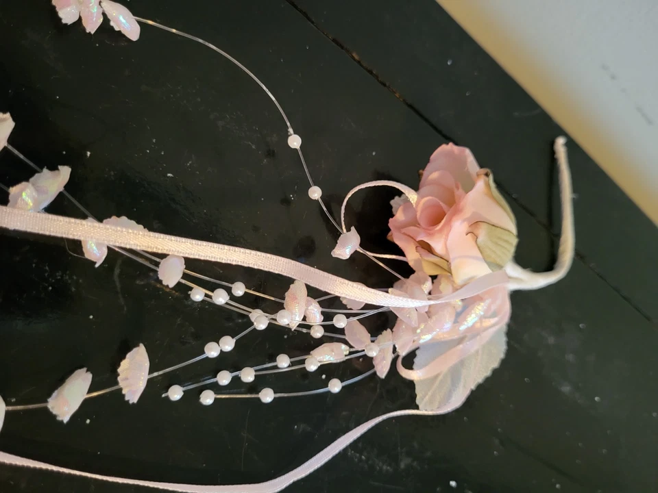 Pequeño Rosebud Pick rosa con cuentas y cinta Foto 1 de 1