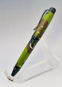 Pluma de camuflaje con acabado mate hecha a mano *Regalo para personal militar *Hecha en Estados Unidos - Imagen 1 de 4