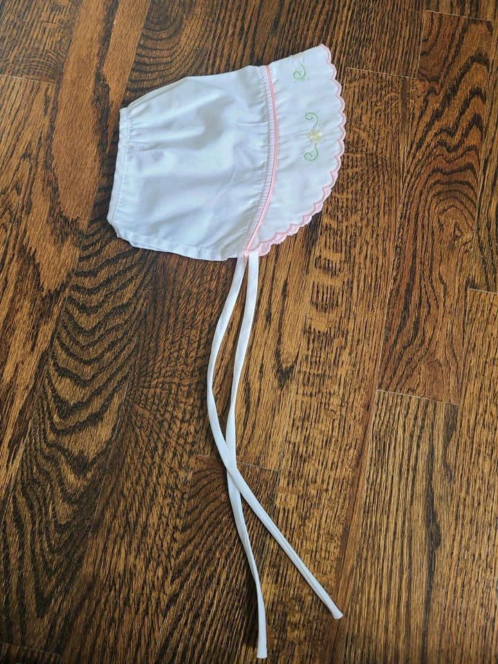 Sombrero gorro bebé bordado vintage infantil blanco y rosa con flores Foto 1 de 4
