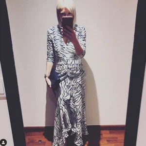 Maxi Vestido FLAW RIXO LONDON Rosa Espalda Abierta Volantes Seda Blanco y Negro Tigre XL - Imagen 1 de 9