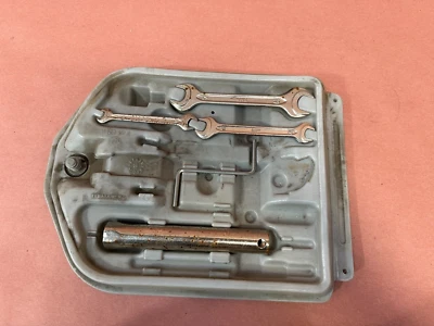 Kit caixa de ferramentas porta-malas BMW E30 325e M3 318I 320I 325I 325IX FABRICANTE DE EQUIPAMENTO ORIGINAL #87235 - Imagem 1 de 4