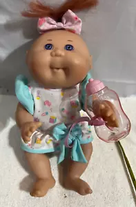 Cabbage Patch Kids Puppe 1995 Baby Mädchen Flasche blau Kleid First Edition Mattel - Bild 1 von 5