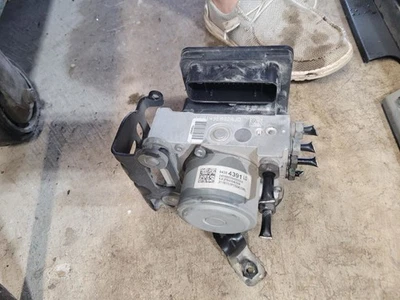 Anti-Lock Brake Part With Adaptive Cruise Fits 17-20 ESCALADE ESV 1964723 - Image 1 of 2