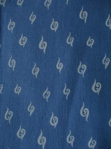 3.5 M X 87 CMS VINTAGE 40S 50S RAYON SLUB FABRIC SMALL WHITE MOTIFS ON BLUE - Picture 1 of 1