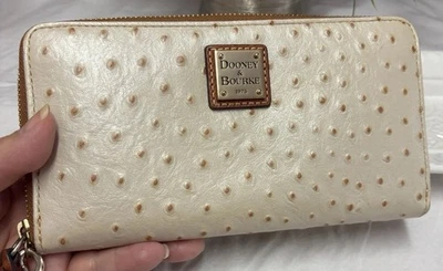 Dooney Bourke Hueso Perlado Avestruz Cuero Repujado Bolso sin asas Cartera Muñequera Foto 1 de 4