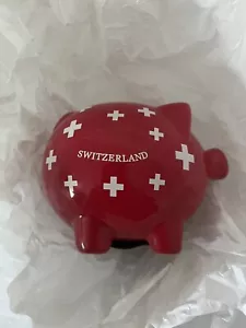 Schweiz rotes Sparschwein mit weißen Kreuzen Keramikmaterial mit Originalkarton - Bild 1 von 8