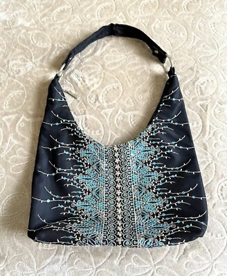 BOLSO CUBO DE HOMBRO NEGRO CON LENTEJUELAS AZULES Y BORDADO FLORAL BLANCO Foto 1 de 4