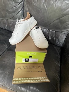Kuru Men’s 7.5/Women’s 9 White Roam Sneaker Schuh - Bild 1 von 8