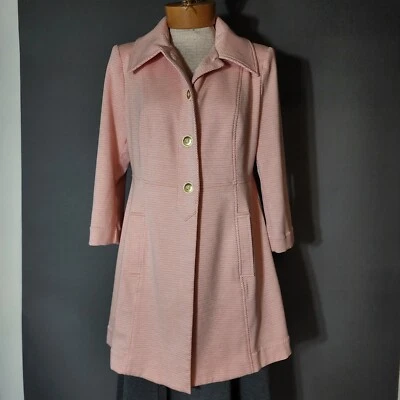 Abrigo Talla Med, Cabi Take 5 Topper Rosa Melocotón Hasta el Muslo Años 60 Estilo Barbie  Foto 1 de 4