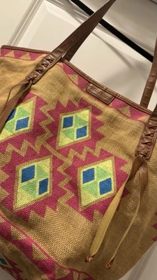 Bolso de Mano Billabong Mujer Tejido 20”x12” Diseño Azteca Cuero Asas y Borlas 30 Foto 1 de 4
