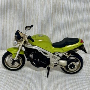 Maisto Triumph Speed Triple 955i Motorcycle 1:18 Diecast Model Green - Picture 1 of 7