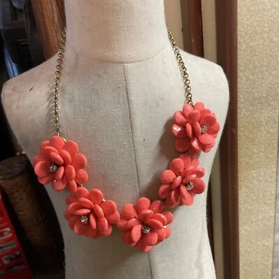 J Crew цветочный заявление ожерелье коралловые цветы с хрустальным центром - Изображение 1 из 4