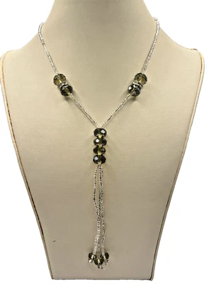 Посеребренное ожерелье Y с синтетическими хрустальными бусинами и каплями кисточек - Изображение 1 из 4