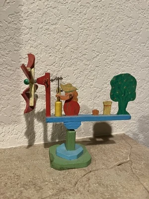 Antiguo molino de viento giratorio de madera hecho a mano de colección juguete ARTE POPULAR bombeo dama Foto 1 de 4