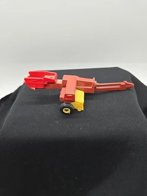 Ertl Diecast Farm Toy New Holland Hayliner Square Hay Baler 1:64 - Image 1 of 4